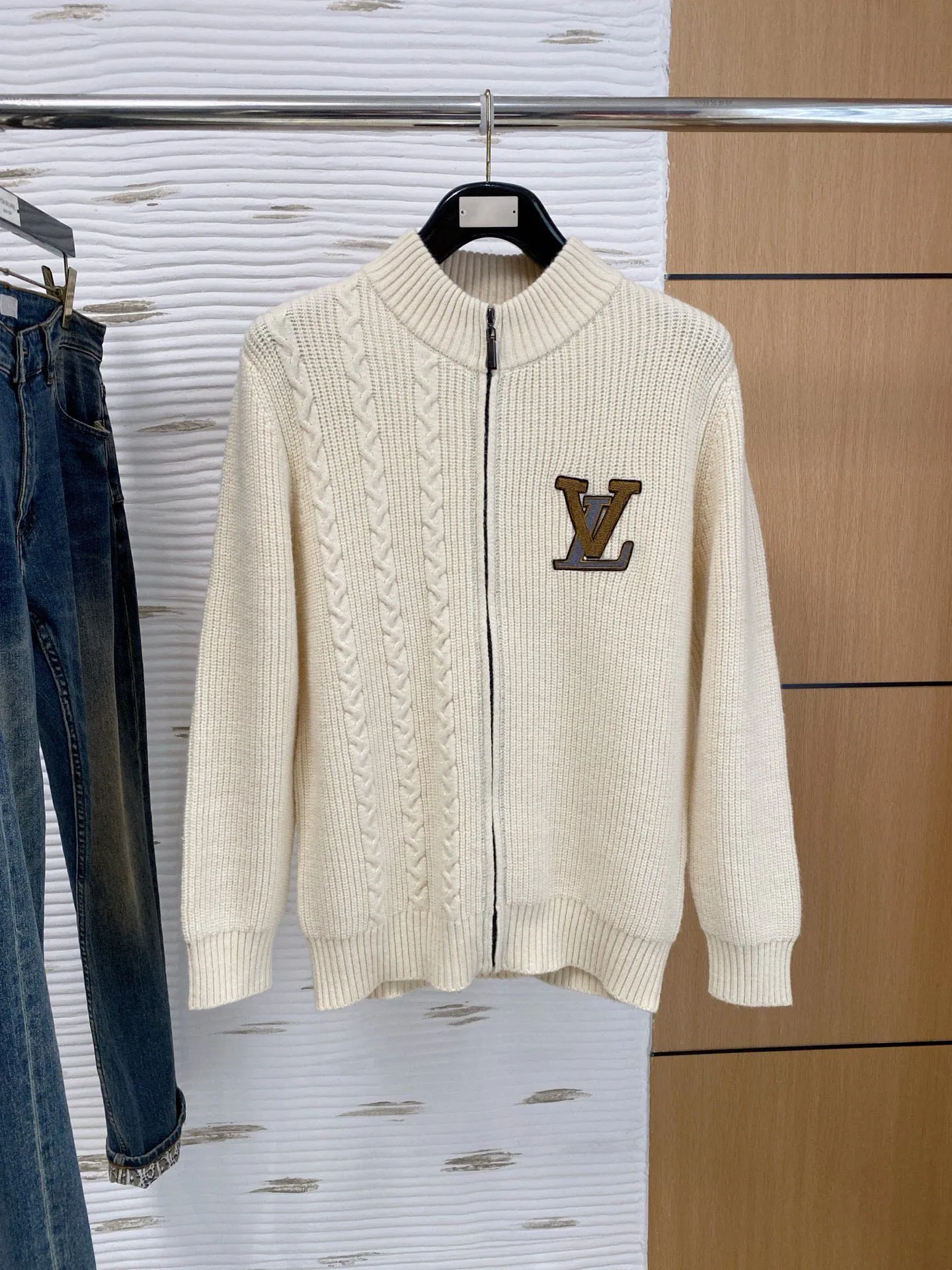 🅿️540 【LV Louis Vuitton】Autumn and winter classic cardigan sweater, in full condition! ! ! Wool blended fabric, the latest model in 2025, golden ratio! ! Slim-fitting soft gold, versatile and practical item, the combination and practicality are extremely powerful, simple and elegant, and classy! To create your own style, it is highly recommended to buy it in two colors. The standard slim fit tailoring process is suitable for both young and old men. It is knitted from wool and will not cause any discomfort! While keeping warm, it is stylish, textured and wearable, and the classic logo with contrasting colors on the chest feels in place! ! Recommended for regular customers! ! Size M-3XL (maximum wear: 190 pounds)